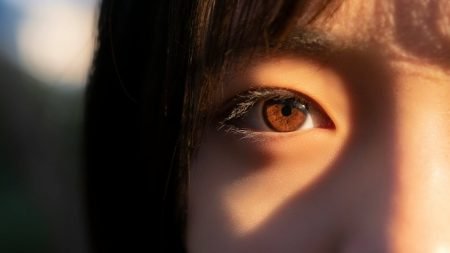 Ojo humano iluminado por la luz del sol, simbolizando claridad mental y atención plena.